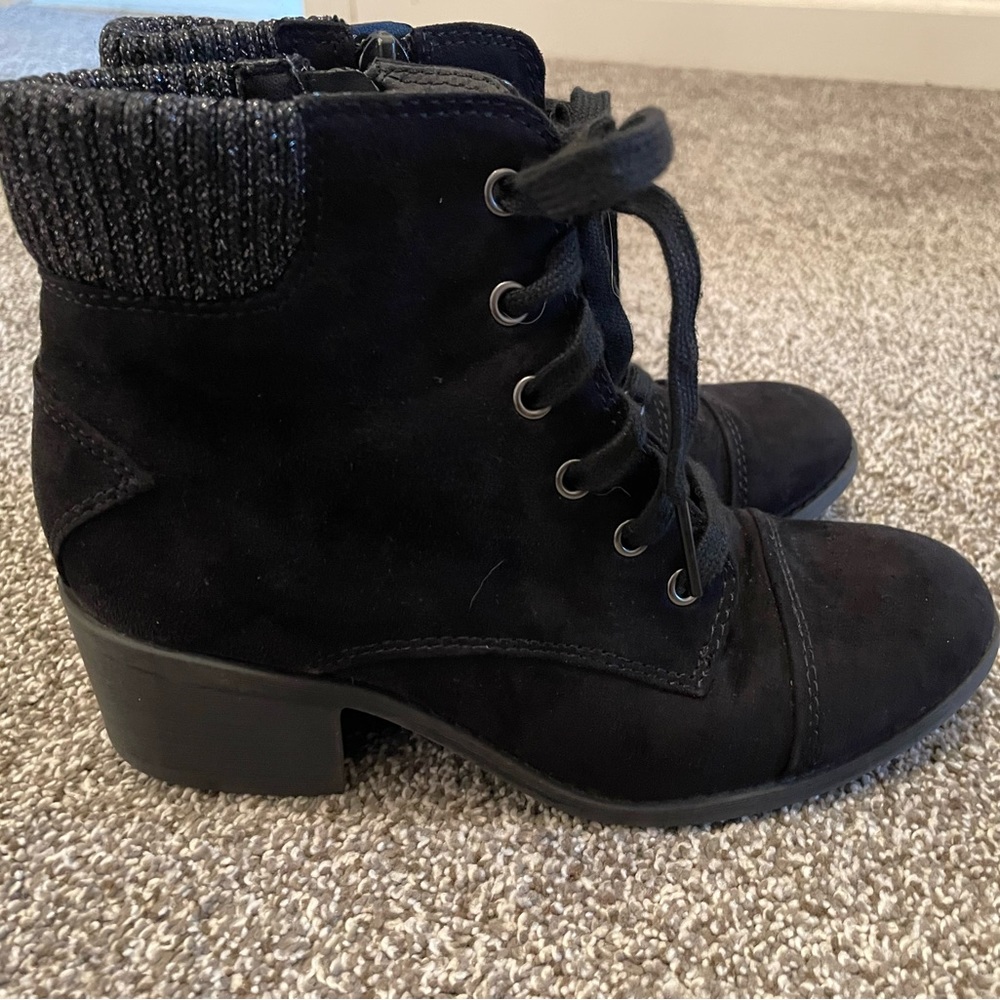 Girls boots, size 3.